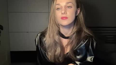 Snapshot of mmminnie chatting on 10.26.25 mmminnie online show from 10.26.25