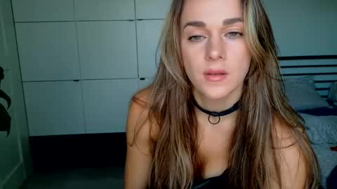 Snapshot of mmminnie chatting on 10.31.25 mmminnie online show from 10.31.25