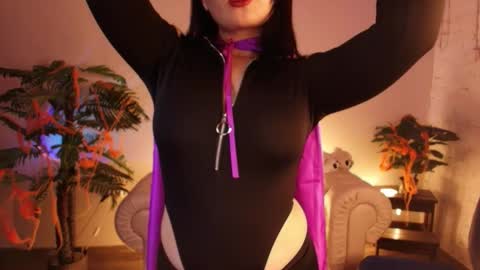 Snapshot of moana_light chatting on 10.29.25 hey meet with me online show from 10.29.25