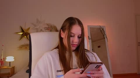 Snapshot of mol1y_kitten chatting on 12.30.24 Molly online show from 12.30.24