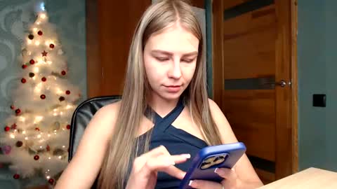 Snapshot of molli_and_tom chatting on 12.25.24 Bitcoin 1P8NuZxsaNsQTx7wJJJ7Ao1mic4nvJPVLC online show from 12.25.24