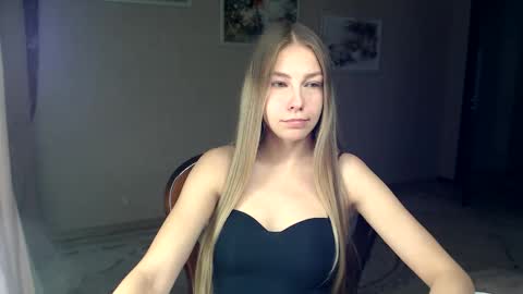Snapshot of molli_and_tom chatting on 10.12.25 Bitcoin 1P8NuZxsaNsQTx7wJJJ7Ao1mic4nvJPVLC online show from 10.12.25