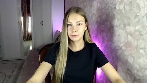 Snapshot of molli_and_tom chatting on 10.15.25 Bitcoin 1P8NuZxsaNsQTx7wJJJ7Ao1mic4nvJPVLC online show from 10.15.25