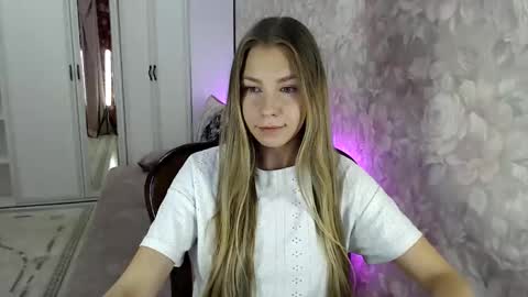 Snapshot of molli_and_tom chatting on 10.18.25 Bitcoin 1P8NuZxsaNsQTx7wJJJ7Ao1mic4nvJPVLC online show from 10.18.25