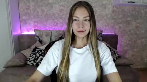 Snapshot of molli_and_tom chatting on 11.23.25 Bitcoin 1P8NuZxsaNsQTx7wJJJ7Ao1mic4nvJPVLC online show from 11.23.25