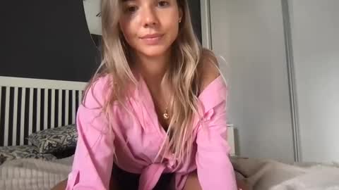 Snapshot of molly_bell chatting on 12.03.24 Molly online show from 12.03.24