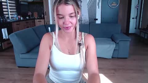 Snapshot of molly_bell chatting on 09.19.25 Molly online show from 09.19.25