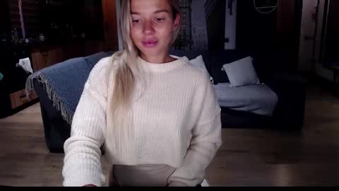 Snapshot of molly_bell chatting on 11.20.25 Molly online show from 11.20.25