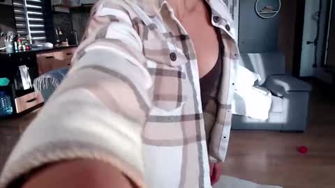 Snapshot of molly_bell chatting on 11.22.25 Molly online show from 11.22.25