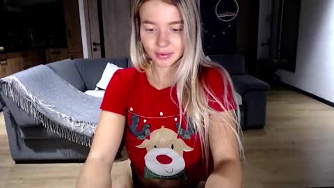 Snapshot of molly_bell chatting on 12.16.25 Molly online show from 12.16.25