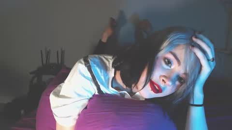 Molly Crow online show from 12.08.24