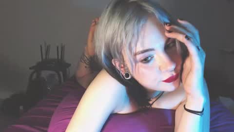 Molly Crow online show from 12.08.24