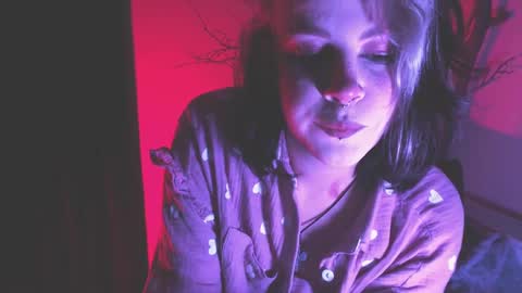 Molly Crow online show from 01.08.25