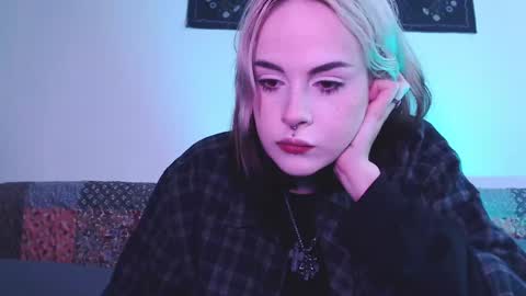 Molly Crow online show from 02.06.25