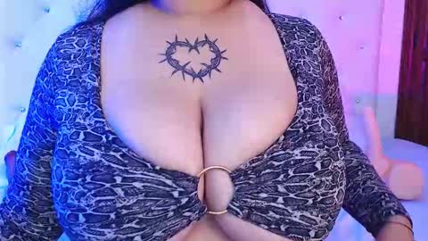 Snapshot of molly_curvyhot chatting on 10.23.25 molly_curvyhot online show from 10.23.25