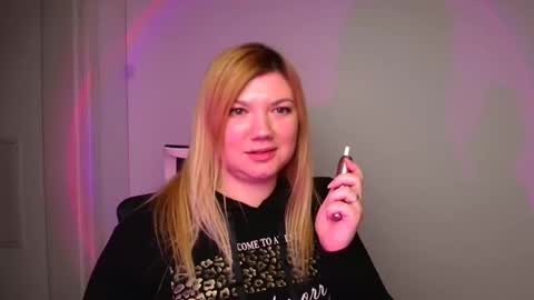 Snapshot of molly_moree chatting on 01.10.25 Molly online show from 01.10.25