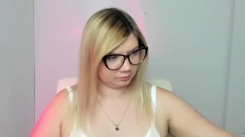 Snapshot of molly_moree chatting on 09.09.25 Molly online show from 09.09.25