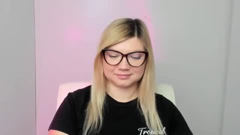 Snapshot of molly_moree chatting on 09.13.25 Molly online show from 09.13.25