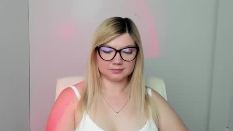 Snapshot of molly_moree chatting on 09.14.25 Molly online show from 09.14.25