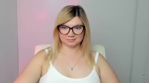 Snapshot of molly_moree chatting on 09.15.25 Molly online show from 09.15.25