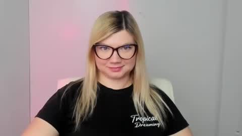 Snapshot of molly_moree chatting on 09.17.25 Molly online show from 09.17.25