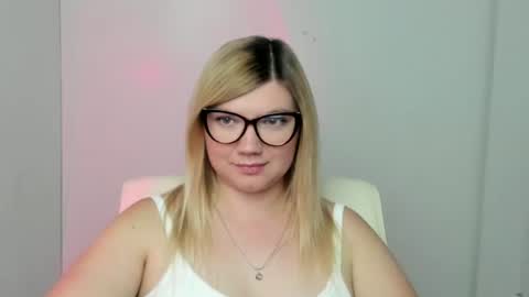 Snapshot of molly_moree chatting on 09.18.25 Molly online show from 09.18.25