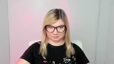 Snapshot of molly_moree chatting on 09.22.25 Molly online show from 09.22.25