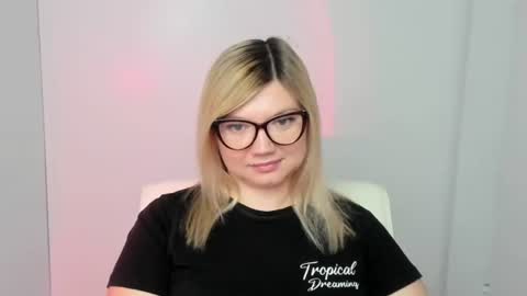 Snapshot of molly_moree chatting on 09.23.25 Molly online show from 09.23.25