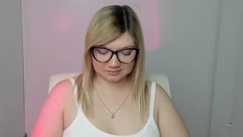 Snapshot of molly_moree chatting on 09.29.25 Molly online show from 09.29.25