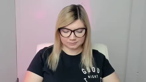 Snapshot of molly_moree chatting on 09.30.25 Molly online show from 09.30.25