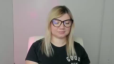 Snapshot of molly_moree chatting on 10.03.25 Molly online show from 10.03.25