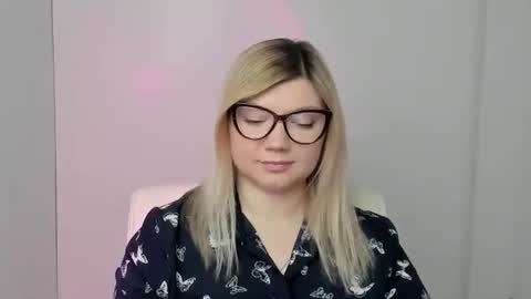 Snapshot of molly_moree chatting on 10.04.25 Molly online show from 10.04.25