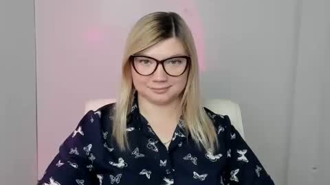 Snapshot of molly_moree chatting on 10.08.25 Molly online show from 10.08.25