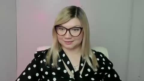 Snapshot of molly_moree chatting on 10.09.25 Molly online show from 10.09.25