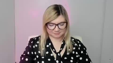 Snapshot of molly_moree chatting on 10.10.25 Molly online show from 10.10.25