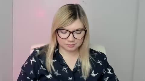 Snapshot of molly_moree chatting on 10.12.25 Molly online show from 10.12.25