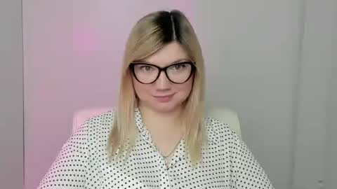 Snapshot of molly_moree chatting on 10.13.25 Molly online show from 10.13.25