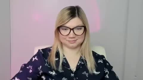 Snapshot of molly_moree chatting on 10.14.25 Molly online show from 10.14.25