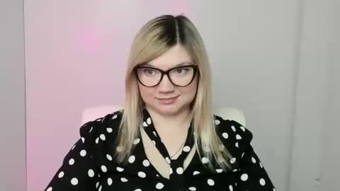 Snapshot of molly_moree chatting on 10.15.25 Molly online show from 10.15.25