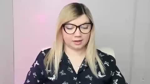 Snapshot of molly_moree chatting on 10.17.25 Molly online show from 10.17.25