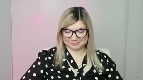 Snapshot of molly_moree chatting on 10.18.25 Molly online show from 10.18.25