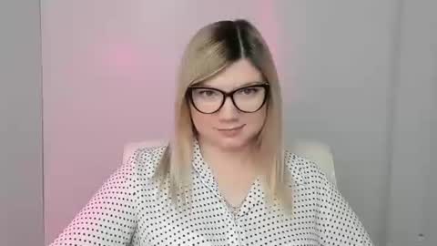 Snapshot of molly_moree chatting on 10.19.25 Molly online show from 10.19.25