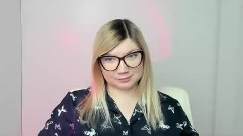 Snapshot of molly_moree chatting on 10.20.25 Molly online show from 10.20.25