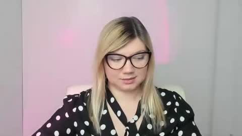 Snapshot of molly_moree chatting on 10.22.25 Molly online show from 10.22.25