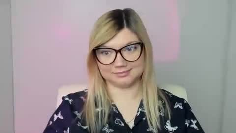 Snapshot of molly_moree chatting on 10.23.25 Molly online show from 10.23.25