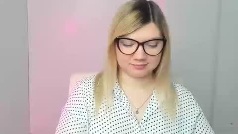 Snapshot of molly_moree chatting on 10.25.25 Molly online show from 10.25.25