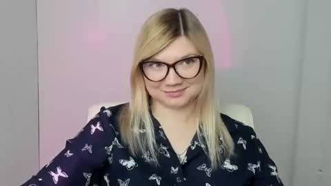 Snapshot of molly_moree chatting on 10.26.25 Molly online show from 10.26.25