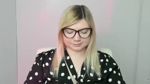 Snapshot of molly_moree chatting on 10.27.25 Molly online show from 10.27.25