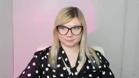 Snapshot of molly_moree chatting on 10.29.25 Molly online show from 10.29.25