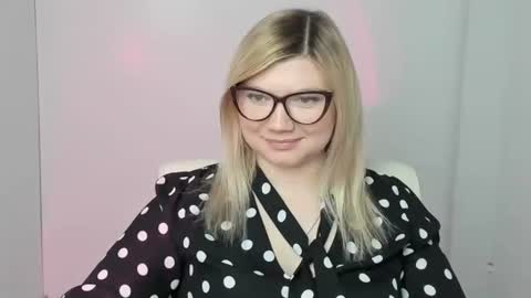 Snapshot of molly_moree chatting on 11.03.25 Molly online show from 11.03.25